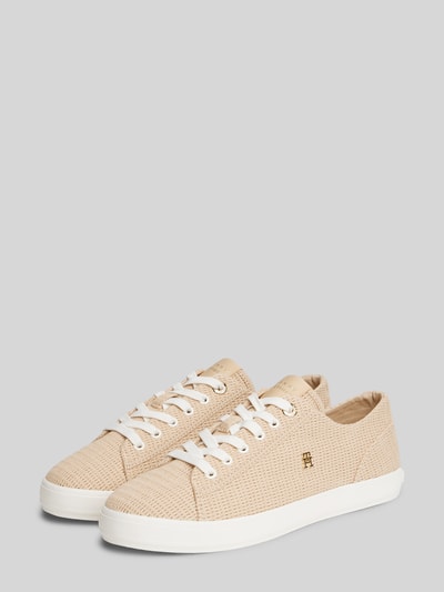Produktfoto, Low Top Sneaker in Strickoptik mit Logo Applikation von Tommy Hilfiger in Beige mit abgerundeter Schuhspitze, flacher Absatzform, Schnürung und Struktur in Strickoptik