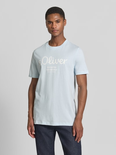 Männermodel trägt Regular Fit T-Shirt aus reiner Baumwolle von s.Oliver RED LABEL in Optik: Unifarben, Label-Print, Ganzkörperansicht von vorne.