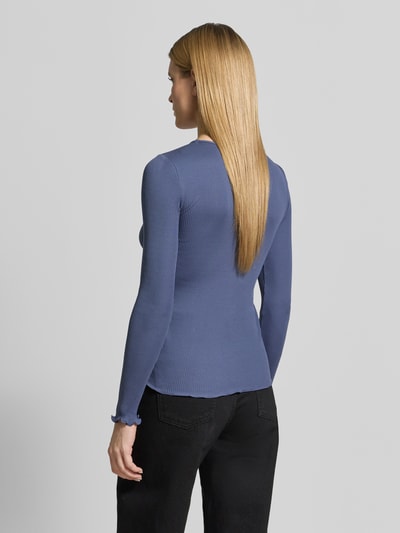 Frauenmodel trägt Longsleeve mit Seiden-Anteil Modell 'Elaine' von MOS MOSH in Blau, Baumwoll-Seiden-Mix, Muschelsaum, Ganzkörperansicht Rückansicht. Rückenlänge bei Größe S/M: 61 cm, körpernahe Passform, Rundhalsausschnitt.