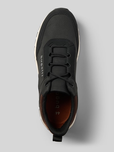 Produktfoto, Sneaker mit Logo-Detail Modell 'Sonic' von bugatti, schwarze Farbe, profilierte Sohle, runde Form, Schnürverschluss, strukturierte Oberflächen, abgerundete Passform, sichtbare Größenangabe und Logo, Kontext: Herrensneaker, Absatzhöhe 5 cm, Schafthöhe 8 cm, Schaftweite 7 cm
