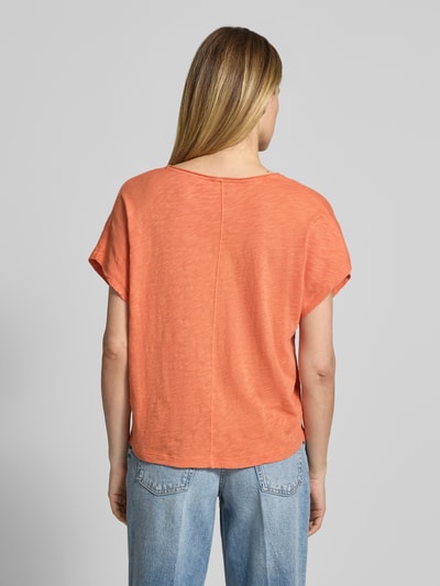 Vrouwenmodel draagt Regular Fit T-shirt uit puur katoen van Marc O'Polo in melangelook, korte mouw, labelpatch, jersey, rugaanzicht.