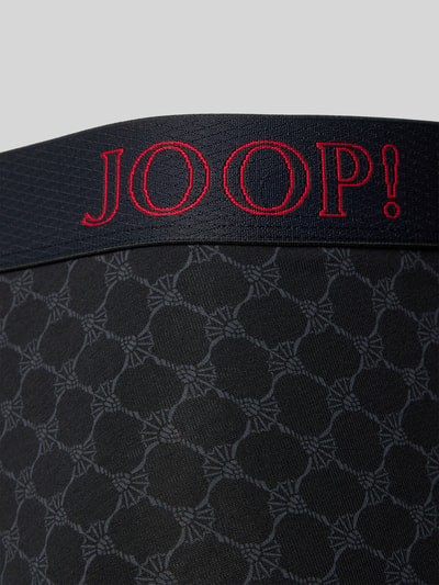 Produktfoto, Trunks aus Baumwoll-Mix Modell 'Everyday' im 3er-Pack von JOOP! Collection, dunkle Farben, geometrisches Muster, elastischer Bund mit Label-Stickerei, körpernahe Passform, Nahaufnahme Bundbereich