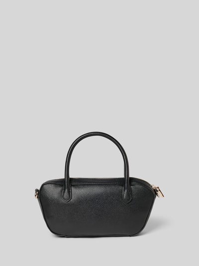 Produktfoto, Shoulder Bag in Leder-Optik Modell 'Davina' von Guess, Schwarztöne, goldfarbener Reißverschluss, Tragehenkel, strukturierte Oberfläche, Hauptfach mit Reißverschluss, abnehmbarer Trageriemen, Reißverschlussfach innen, Charm in Ketten-Optik, Maße 28x13x6 cm, Länge Schulterriemen 121 cm.
