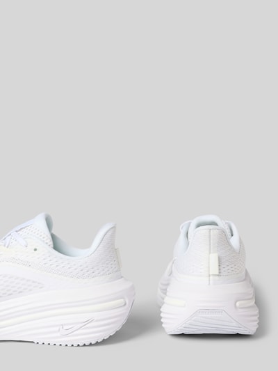 Produktfoto, Sneaker mit Logo-Detail Modell 'Air Winflo' von Nike für Damen, abgerundete Passform, Schnürverschluss, weiße Struktur, Absatzhöhe 7 cm, Schafthöhe 6 cm, Schaftweite 6 cm, seitliche und rückseitige Ansicht