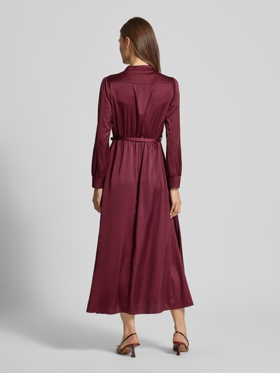 Rinascimento Abendkleid aus Satin mit V-Ausschnitt und Gürtel Bordeaux 5