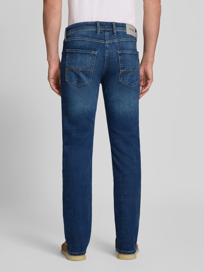 Mannenmodel draagt straight fit jeans uit katoen-mix model 'ARNE' van MAC, blauwe tinten, lichte wassing, heren straight fit jeans van MAC, volledige lichaamsopname achteraan.