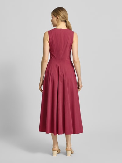 Vrouwenmodel draagt Midikleid met Rundhalsausschnitt van Jake*s Collection in katoenmix, uitlopend model, mouwloos, ritssluiting achter. Ganzkörperansicht rückansicht.