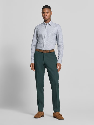 Männermodel trägt Slim Fit Business-Hemd im Allover-Look mit Kentkragen von OLYMP Level Five, Reine Baumwolle, Ganzkörperansicht von vorne
