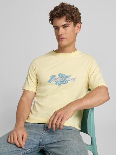 Männermodel trägt T-Shirt mit Label-Print Modell 'CASSIS' von Jack & Jones in Gelb, Reine Baumwolle, Regular-Fit, Rundhalsausschnitt, Nahaufnahme Oberkörper.