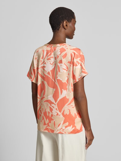Frauenmodel trägt Blusenshirt aus Viskose im Allover-Look von Milano Italy in Koralle und Beige, Regular-Fit, Rückenlänge 59 cm, Ganzkörperansicht Rückansicht.