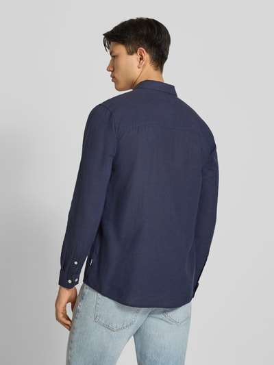 Männermodel trägt Slim Fit Freizeithemd aus Baumwoll-Leinen-Mix Modell 'CAIDENLS SOLID' von Only & Sons in Dunkelblau, Ganzkörperansicht Rückansicht.