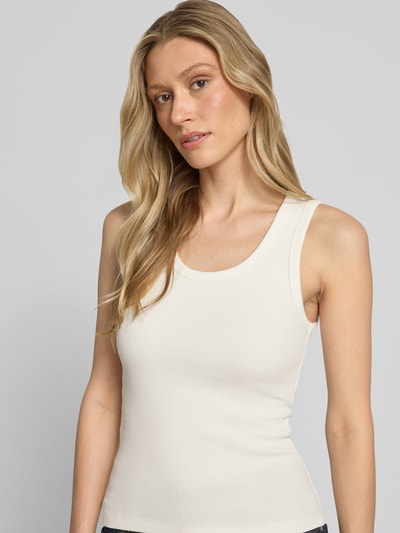 Frauenmodel trägt Slim Fit Top aus Baumwoll-Mix Modell 'CHLOE' von Vero Moda, Optik: Unifarben, U-Ausschnitt, Feinripp, Nahaufnahme Oberkörper.