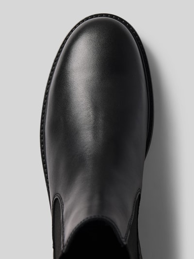Produktfoto, schwarze Glattleder-Oberfläche mit leicht glänzender Textur und abgerundeter Form, Chelseas mit Zuglasche Modell 'RONY 6' von Marc O'Polo, Herren Chelseas von Marc O'Polo