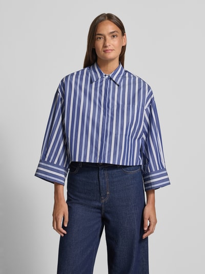 Vrouwenmodel draagt Boxy Fit Hemdbluse aus reiner Baumwolle Modell 'VELOCE' van MAX&Co., blauw wit gestreept all-over motief, borstzak, lange mouw met wijde manchet, knoopsluiting, puur katoen, boxy fit, overhemdkraag, vooraanzicht van het hele lichaam.