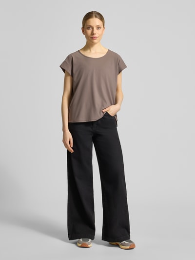 Frauenmodel trägt Damen T-Shirt mit Rundhalsausschnitt von Raffaello Rossi, Material-Mix mit Stretch-Anteil, Relaxed-Fit, Modell 'GRIT', Rückenlänge bei Größe 36: 59 cm, sanfte Brauntöne, glatte Textur, lockere Form, Ganzkörperansicht von vorne.