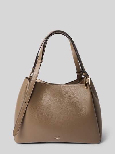 Produktfoto, beżowa tekstura skóry, złote detale, model 'Nuvola' od Furla, Główna przegroda z zamkiem błyskawicznym, regulowany pasek na ramię, detal z logo, Szerokość w rozmiarze 1: 29 cm, Długość w rozmiarze 1: 39 cm, Głębokość w rozmiarze 1: 16 cm, Długość paska na ramię w rozmiarze 1: 75 cm