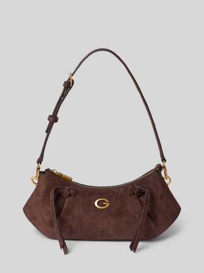Produktfoto, braune Handtasche mit Schulterriemen Modell 'ALLEGRA' von GUESS, goldfarbenes Label-Detail, glatte Textur, Hauptfach mit Reißverschluss, Maße 28x17x7 cm, Schulterriemenlänge 68 cm