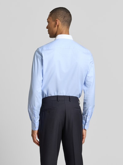 Männermodel trägt Slim Fit Business-Hemd mit Kentkragen von ETERNA in Hellblau, reine Baumwolle, Sportmanschetten, Ganzkörperansicht Rückansicht. Rückenlänge bei Größe 40: 80 cm, Schulterbreite bei Größe 40: 44 cm, Ärmellänge bei Größe 40: 70 cm, Knopfleiste, leicht abgerundeter Saum.