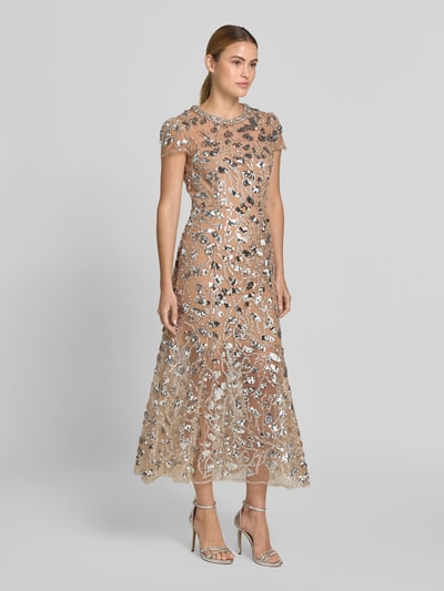 Frauenmodel trägt Maxikleid mit Allover-Ziersteinbesatz von Self-Portrait, taillierte Passform, Rundhalsausschnitt, semitransparent, kurzärmelig, Haut- und Silbertöne, florale Ziersteinmuster, glänzende Textur, Gesamtlänge 136 cm, Brustweite 45 cm, Taillenweite 37 cm. Ganzkörperansicht von vorne.