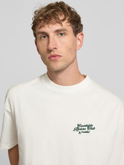 Männermodel trägt Herren T-Shirt mit Rundhalsausschnitt aus Reine Baumwolle mit Stitching von PROHIBITED, Nahaufnahme Oberkörper.