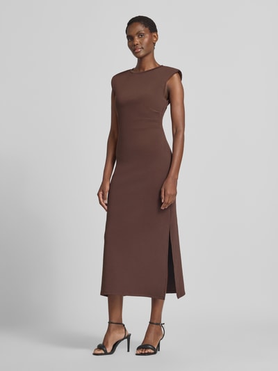 Frauenmodel trägt Midikleid mit Rundhalsausschnitt Modell 'PINA' von YAS in Braun, figurbetont, Baumwoll-Mix, Ganzkörperansicht von vorne.