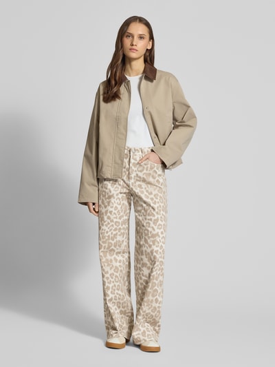 Frauenmodel trägt Wide Fit Cordhose im Allover-Look Modell 'GELLY' von JJXX aus Baumwoll-Elasthan-Mix mit Eingrifftaschen, Ganzkörperansicht von vorne.