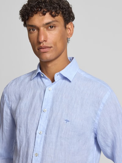 Männermodel trägt Slim Fit Leinenhemd mit Haifischkragen von Fynch-Hatton in Hellblau, feine Struktur, Label-Stitching, Nahaufnahme Oberkörper. Rückenlänge 77 cm, Schulterbreite 47 cm, Ärmellänge 61 cm, reine Leinen-Textur.