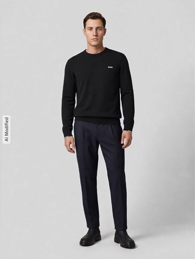 Männermodel trägt Regular Fit Pullover aus reiner Baumwolle Modell 'KN_Ever-X' von BOSS für Herren, dunkle Farben, glatte Textur, Ganzkörperansicht von vorne, BOSS Green, KI-modifiziertes Bild
