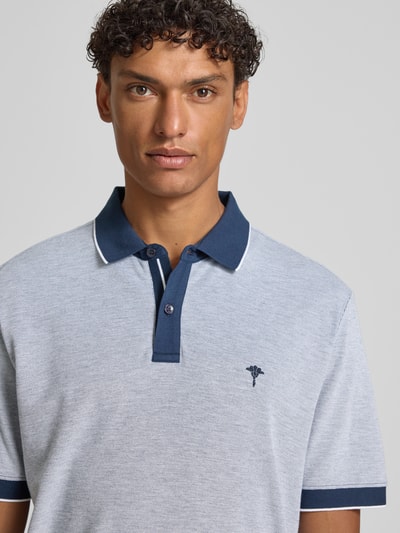 Männermodel trägt Regular Fit Poloshirt mit Label-Stitching Modell 'Percyco' von JOOP! Collection in Grau und Blau aus reiner Baumwolle, Nahaufnahme Oberkörper.