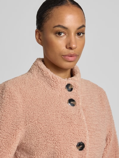Kobiece model nosi Regular Fit Jacke mit Stehkragen von FUCHS SCHMITT, futerko, stójka, nakładane kieszenie, listwa guzikowa, zbliżenie górnej części ciała