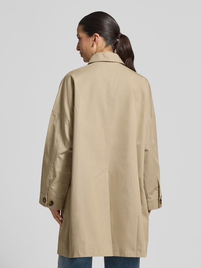 Frauenmodel trägt Regular Fit Mantel mit Umlegekragen Modell 'Zofia' von FREE/QUENT in Beige, Baumwoll-Mix, Rückansicht, Ganzkörperansicht Rückansicht.