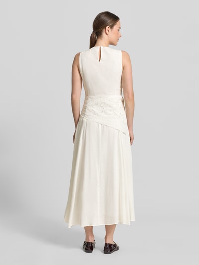 Frauenmodel trägt Midikleid aus Viskose-Mix mit Spitzenbesatz von Mango, cremefarben, taillierte Passform, Rückenlänge 126 cm, Ganzkörperansicht Rückansicht.