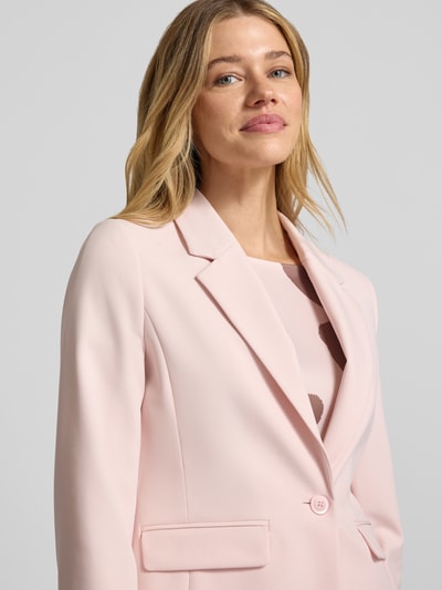Vrouwenmodel draagt Slim Fit Blazer met reverskraag van s.Oliver BLACK LABEL, look: effen, pasvorm: slim fit, materiaalverwerking: twill, lange mouw, 1-knoopssluiting, nahaufnahme bovenlichaam.