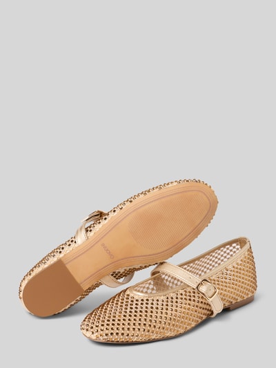 Produktfoto, goldfarbener Damen Ballerina aus Mesh mit Ziersteinbesatz, glatte Sohle, runde Form, INUOVO Modell 'Mary'.