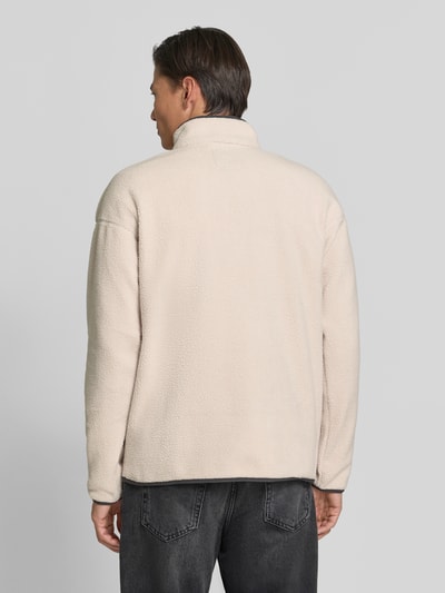 Männermodel trägt Fleecepullover mit Label-Patch Modell 'Helvetia™ II' von Columbia in Beige, strukturierte Oberfläche, Ganzkörperansicht Rückansicht. Herren Fleecepullover, gerader Schnitt, Stehkragen, kurze Knopfleiste, Brusttasche mit Reißverschluss, Rückenlänge 70 cm, Ärmellänge 62 cm.