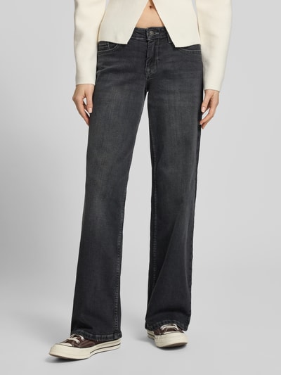 Kobiece modelka nosi Wide Leg Jeans aus Baumwoll-Mix Modell 'JUDY' od Only, unikalny denim, pięć kieszeni, low waist, widok całej sylwetki z przodu.