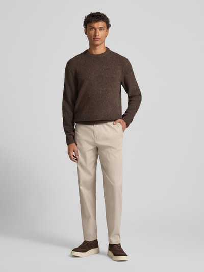 Männermodel trägt Tapered Chino mit Kordelzug Modell 'CHINO ST-P' von BOSS Orange, Optik: Unifarben, Baumwoll-Mix, Ganzkörperansicht von vorne.