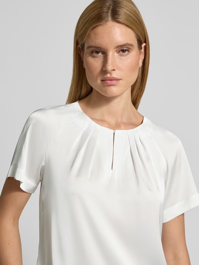 Frauenmodel trägt Relaxed Fit Bluse mit gelegten Falten von Comma, Satin, Elastischer-Material-Mix, Kurzärmelig, Rundhalsausschnitt, Nahaufnahme Oberkörper.