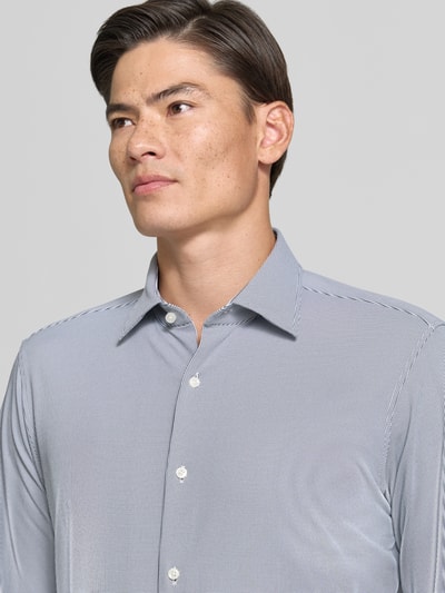 Männermodel trägt Regular Fit Businesshemd mit Strukturmuster Modell 'P-JOE-K-261' von BOSS, graue feine Streifen, Nahaufnahme Oberkörper, Herren Businesshemd von BOSS