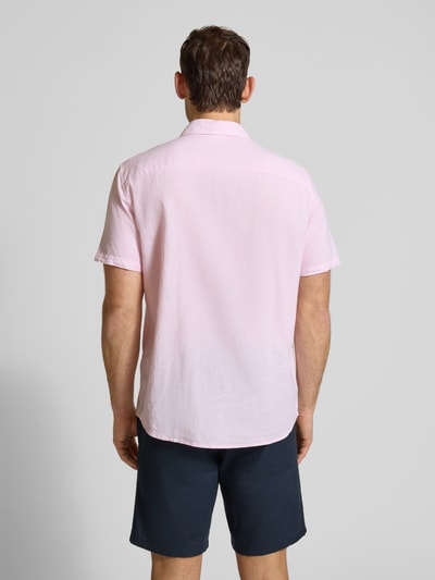 Männermodel trägt Regular Fit Freizeithemd aus Leinen-Baumwoll-Mix von MCNEAL in Rosa, Kentkragen, Knopfleiste, Ganzkörperansicht Rückansicht. Rückenlänge bei Größe M 74 cm, Schulterbreite 50 cm, Ärmellänge 25 cm.