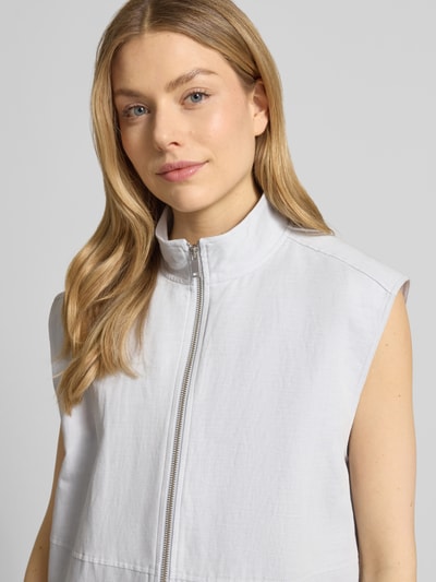 Kobiece modelka nosi Relaxed Fit Weset mit Stehkragen Modell 'KAILA' von Samsøe Samsøe w jasnoszarym kolorze, bawełniano-lniana faktura, zamek błyskawiczny, szerokość w rozmiarze S: 52 cm, długość pleców: 57 cm, szerokość ramion: 47 cm, zbliżenie na górną część ciała z przodu.