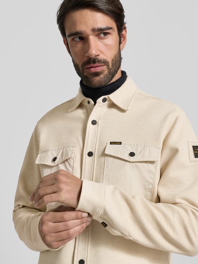 Männermodel trägt Regular Fit Hemdjacke mit Brusttaschen von PME Legend aus Baumwoll-Mix mit Stretch-Anteil, Strukturmuster, Nahaufnahme Oberkörper.