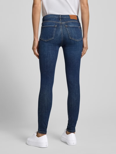 Kobiece modelka nosi Skinny Fit Jeans im 5-Pocket-Design Model 'COMO' od Tommy Hilfiger Sportswear, mieszanka bawełny ze stretchem, detal z logo, zapięcie na guzik i zamek, widok całej sylwetki od tyłu.