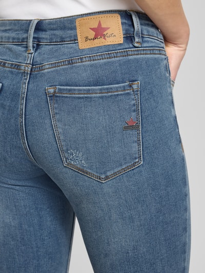 Frauenmodel trägt Skinny Fit Jeans mit Viskose-Anteil Modell 'Italy' von Buena Vista, 5-Pocket, blauer Denim, Detailaufnahme Rückansicht.