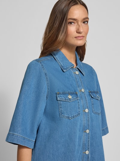 Frauenmodel trägt Jeanskleid mit Brusttaschen Modell 'Mira' von mbyM aus reiner Baumwolle, Relaxed-Fit, Minikleid, Hemdblusenkragen, Knopfleiste, Nahaufnahme Oberkörper.