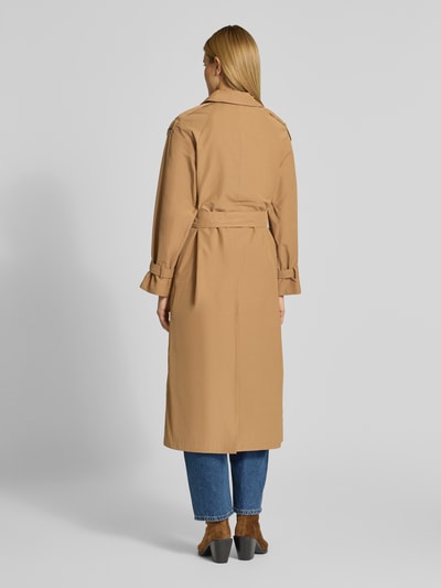 Frauenmodel trägt Trenchcoat mit Bindegürtel von Fuchs Schmitt, Material-Mix mit Baumwoll-Anteil, Regular-Fit, Umlegekragen, Knopfleiste, Rückansicht, Ganzkörperansicht. Rückenlänge 124 cm, Schulterbreite 42 cm, Brustweite 38 cm, Ärmellänge 42 cm bei Größe 36.
