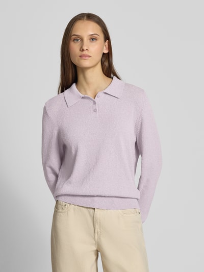 Modelka nosi Langärmliger Polo-Strickpullover aus Bouclé-Garn von REVIEW, imitacja dzianiny, kołnierzyk polo, luźny krój, z długim rękawem, elastyczne wykończenia, długość tyłu w rozmiarze S: 55 cm, długość rękawa w rozmiarze S: 65 cm, jasnofioletowy, faktura bouclé, gładki, przód, zbliżenie na górną część ciała.