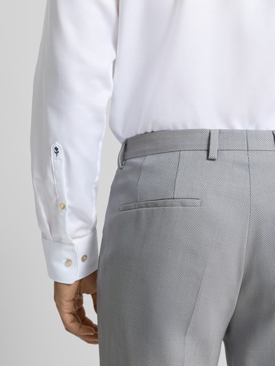 Männermodel draagt Regular Fit zakelijk overhemd uit puur katoen met Kentkraag, knoopsluiting, borstzak van SEIDENSTICKER, detailopname rug.