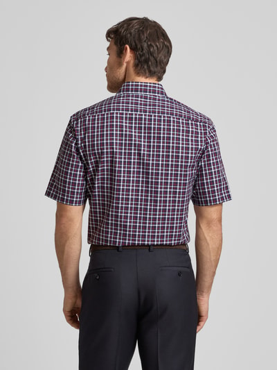 Männermodel trägt Regular Fit Business-Hemd aus Baumwolle mit Kentkragen von ETERNA, Allover-Look, Rückenlänge 80 cm, Rückansicht.