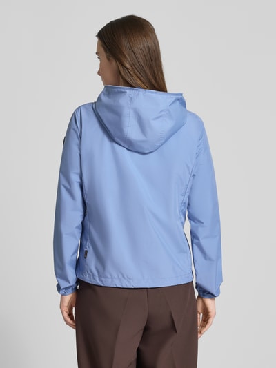 Männermodel trägt Regular Fit Jacke mit Zweiwegereißverschluss Modell 'Stella' von SAVE THE DUCK, jasnoniebieski kolor, gładka tekstura, dwie kieszenie na zamek, kaptur, krój regular fit, długość tyłu w rozmiarze S: 60 cm, szerokość w rozmiarze S: 42 cm ramiona, 52 cm klatka piersiowa, 64 cm rękawy, Ganzkörperansicht Rückansicht.
